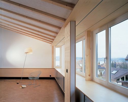 Wohnraum mit Stuhl und Lampe.jpg